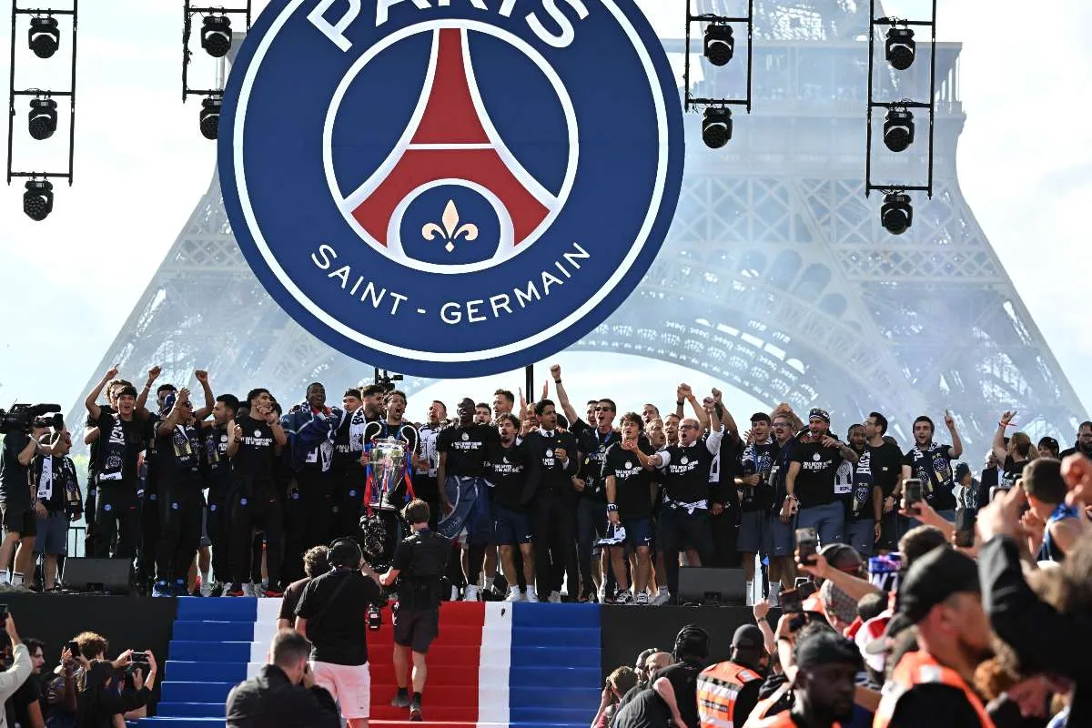 PSG reúne multidão e celebra bicampeonato da Champions diante da Torre Eiffel