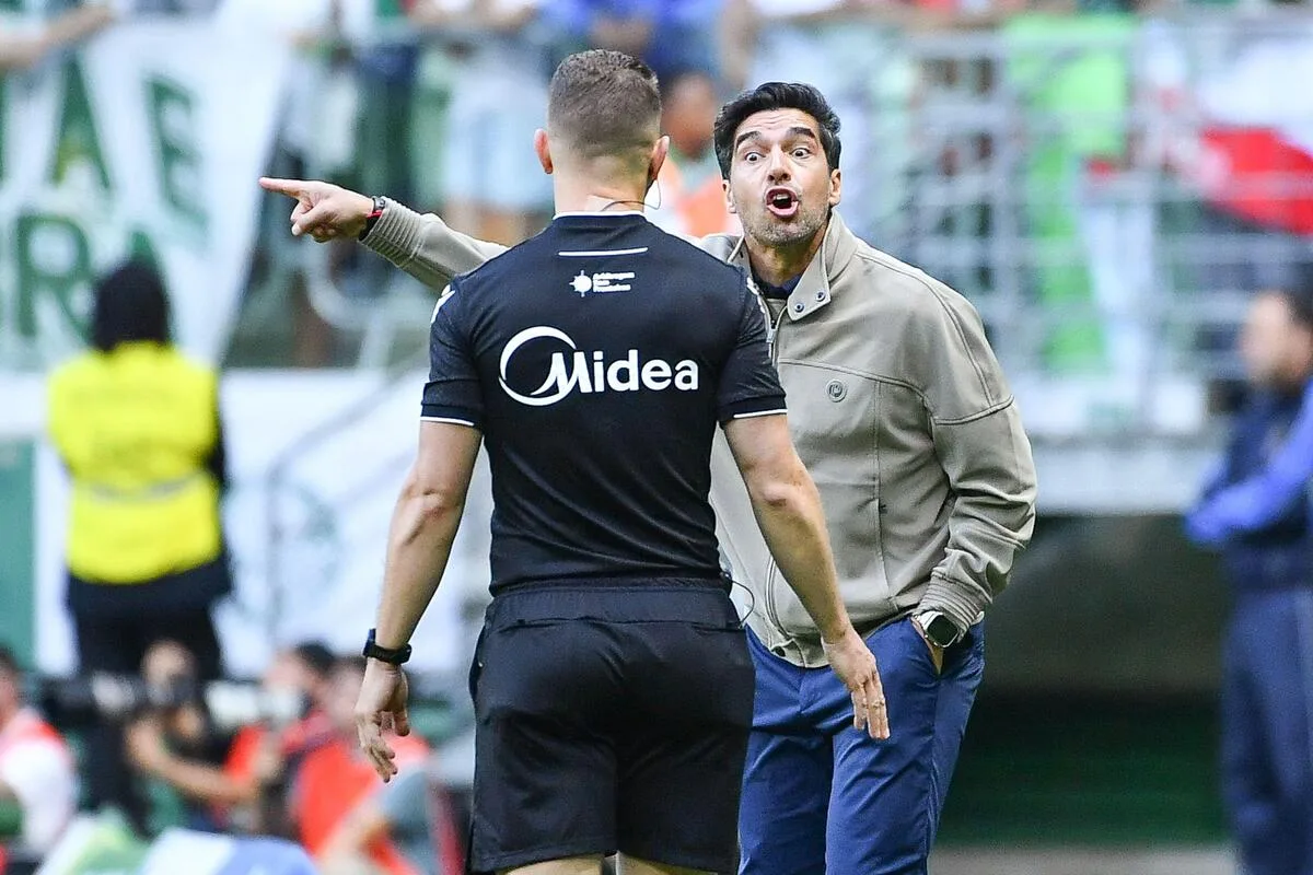 Abel Ferreira chega marca expressiva de cartões, mas Palmeiras abre vantagem