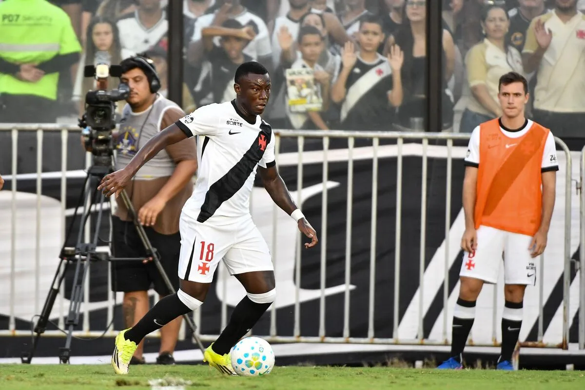 Torcedores cercam CT do Vasco, fazem ameaças e Hinestroza vira principal alvo após nova derrota