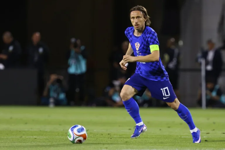 Modric diz sentir vergonha após 7 a 0 da Inglaterra e vive reta final amarga pela Croácia