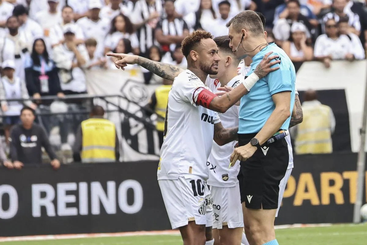 Neymar se revolta com erro grotesco de árbitro e Santos é goleado pelo Coritiba