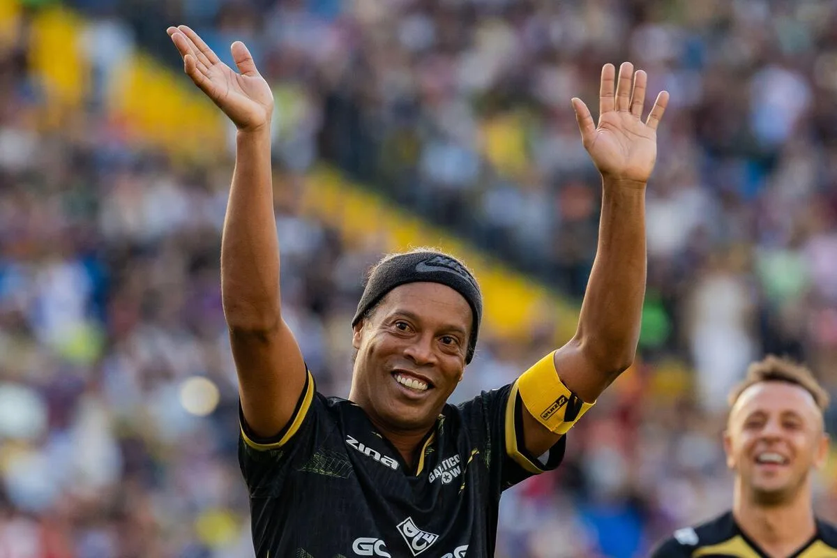 Ronaldinho volta a defender Neymar na Copa do Mundo: “Ele é o melhor de todos”