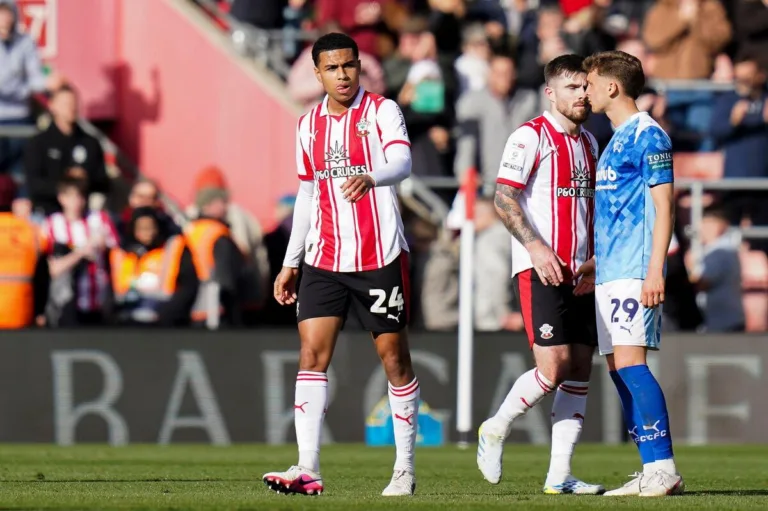 Time é excluído da liga inglesa por espionagem e jogadores estudam processar clube
