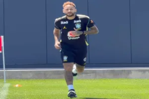 Neymar treina no campo com a Seleção Brasileira pela primeira vez na Copa do Mundo