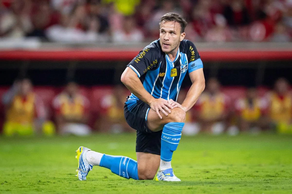 Cruzeiro e Fluminense consultam Arthur e acompanham indefinição do meia no Grêmio