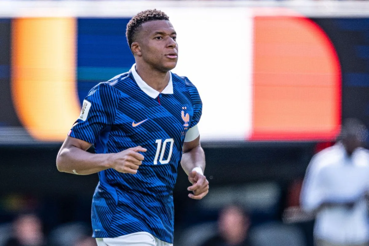 Autor de dois gols, Mbappé responde cobranças: “Faz parte da minha história”