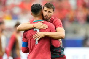 Rúben Dias retorna ao time e sai em defesa de Cristiano Ronaldo após críticas em Portugal