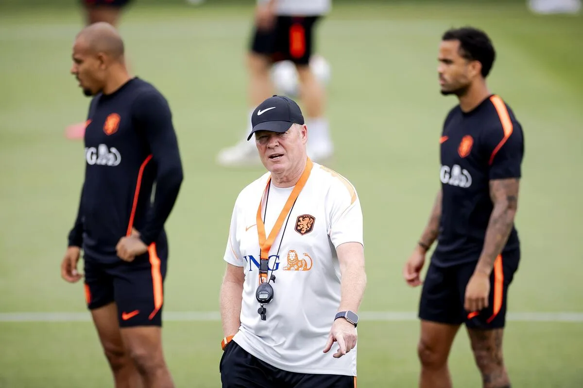 Técnico da Holanda admite dependência de Memphis Depay e elogia Corinthians