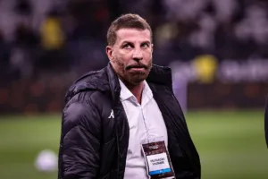 CEO do Vasco alerta para falta de caixa e cobra liberação de empréstimo de R$ 150 milhões