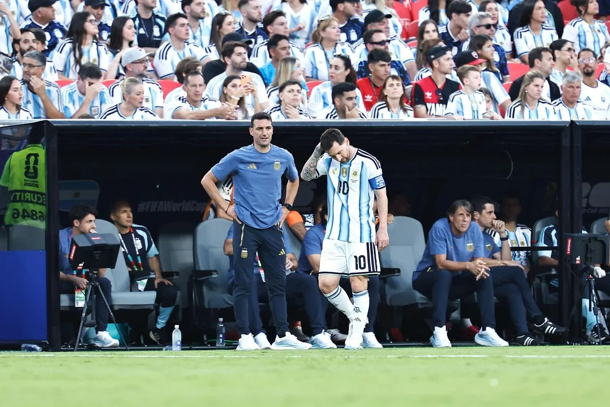 Scaloni revela que Messi pediu para começar no banco e priorizou a Argentina na Copa do Mundo