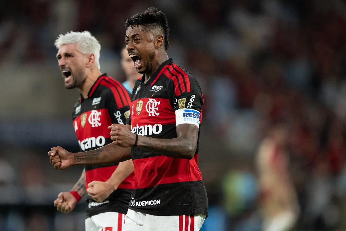 Flamengo anuncia bustos para Arrascaeta e Bruno Henrique na Gávea