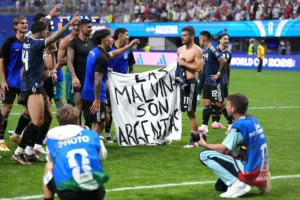 Argentina exibe faixa sobre as Malvinas após eliminar a Inglaterra na Copa do Mundo