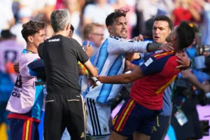 Fifa abre investigação sobre confusão após final da Copa entre Espanha e Argentina