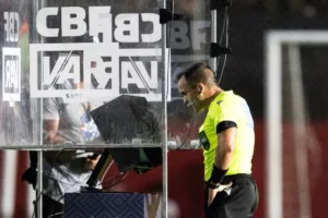 CBF revela conversa do VAR em Vitória x Palmeiras, mas omite lance com Maurício
