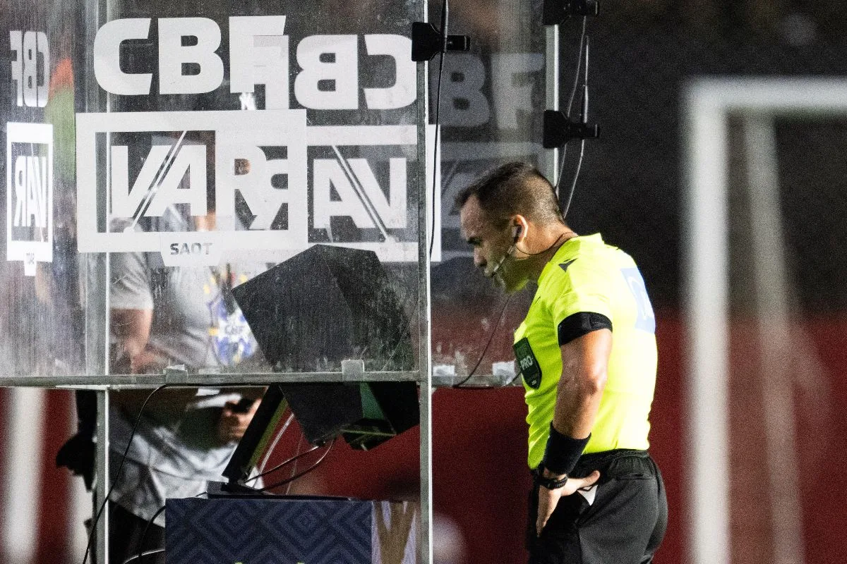 CBF revela conversa do VAR em Vitória x Palmeiras, mas omite lance com Maurício