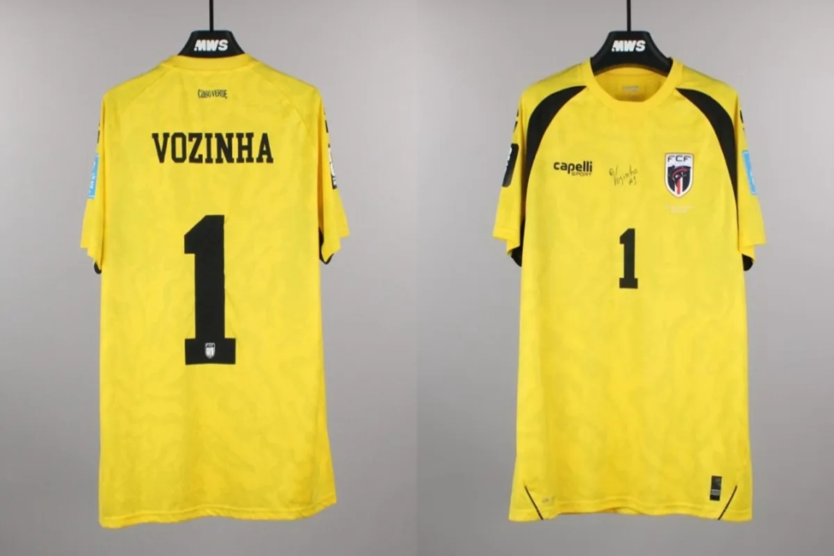 Camisa de Vozinha bate recorde mundial e se torna uniforme de goleiro mais caro de leilão