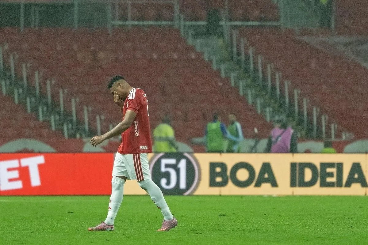 STJD suspende zagueiro do Internacional até retorno de Gabriel Pec aos treinamentos