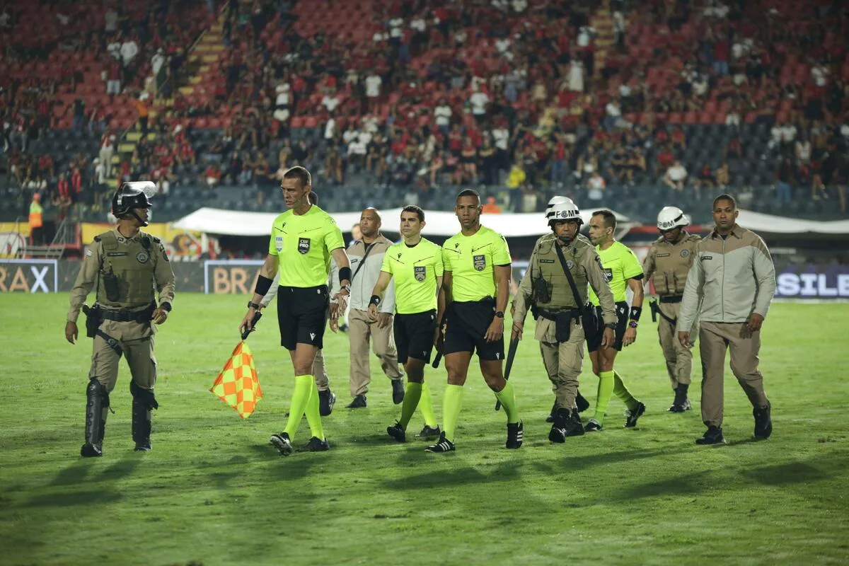 Presidente do Vitória detona arbitragem após goleada do Palmeiras; veja polêmicas do jogo