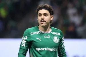 STJD denuncia Mauricio por lance contra o Vitória; meia pode ser suspenso