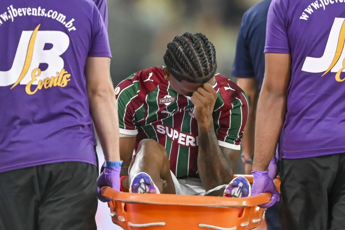 Lesão em clássico tira John Kennedy do restante da temporada do Fluminense