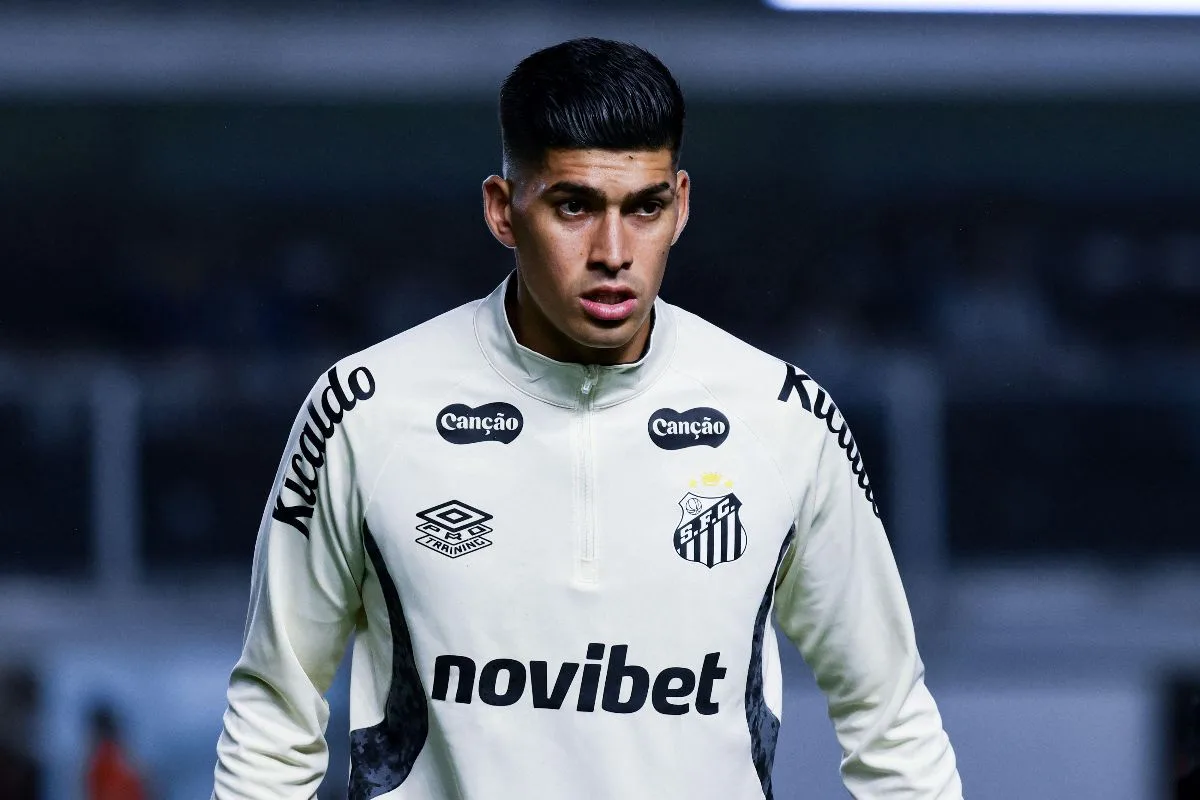 Santos negocia troca de Adonis Frías por lateral do Racing