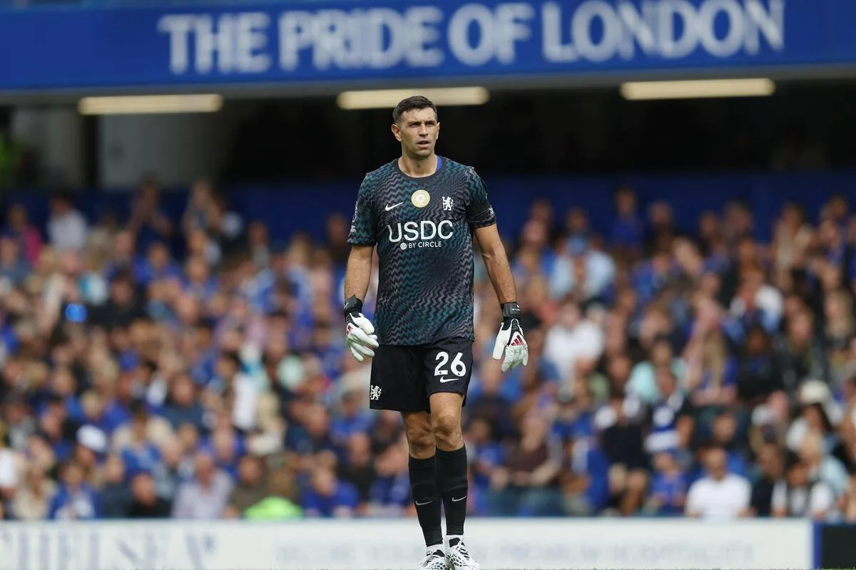 Dibu Martínez estreia horas após ser anunciado pelo Chelsea, mas sofre três gols