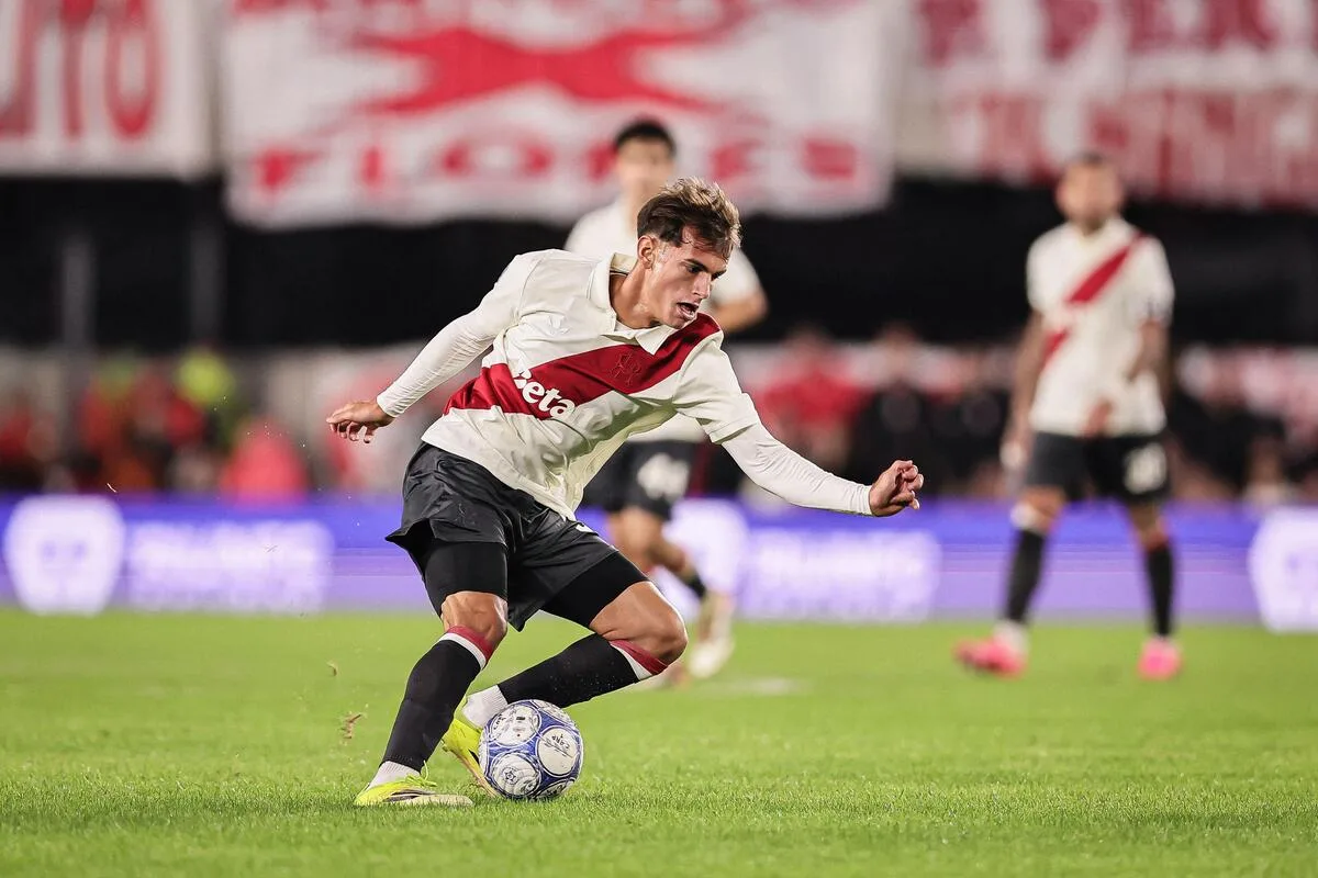Flamengo negocia com River Plate por atacante de 19 anos para o elenco profissional