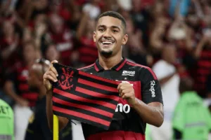 De ‘cabeça quente’ a herói: Samuel Lino encerra polêmica no Flamengo com gol da vitória