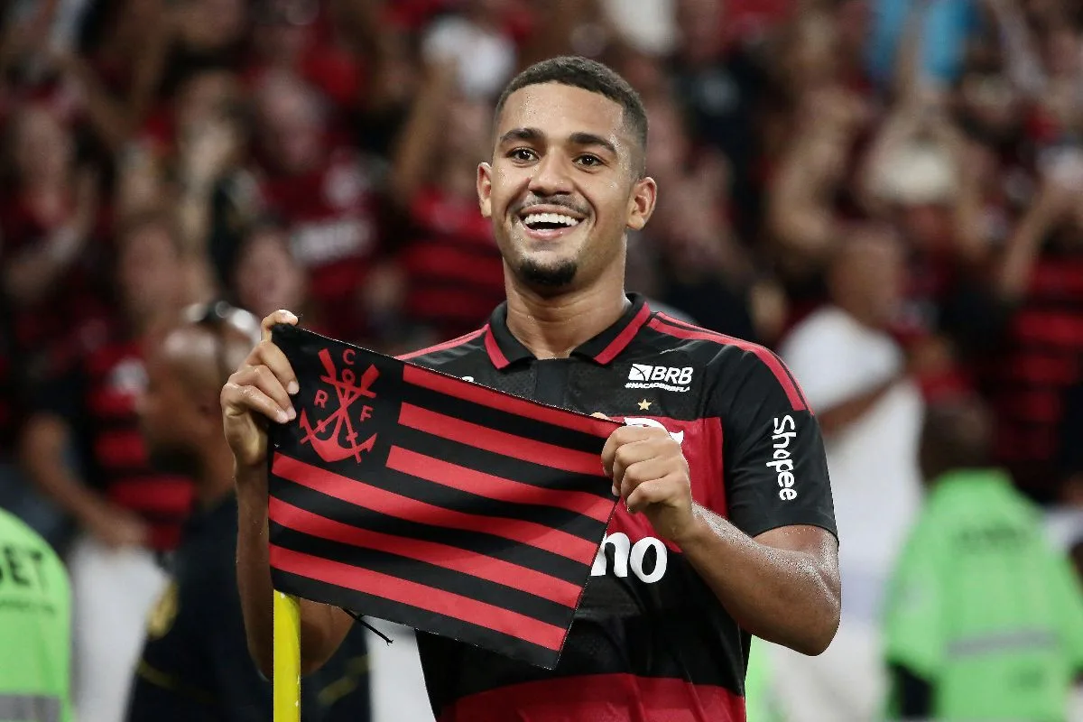 De ‘cabeça quente’ a herói: Samuel Lino encerra polêmica no Flamengo com gol da vitória
