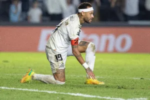 Com lesão confirmada, Neymar desfalca Santos contra o Internacional e está fora da Sul-Americana