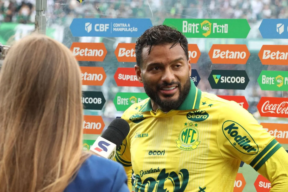 Reinaldo perde a paciência com arbitragem brasileira, cita Flamengo e Palmeiras e faz pedido no Brasileirão