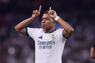 Mbappé comemora gol pelo Real Madrid