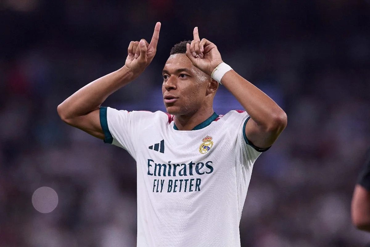 Com Mbappé inspirado, Real Madrid goleia Rayo e cola no Barcelona