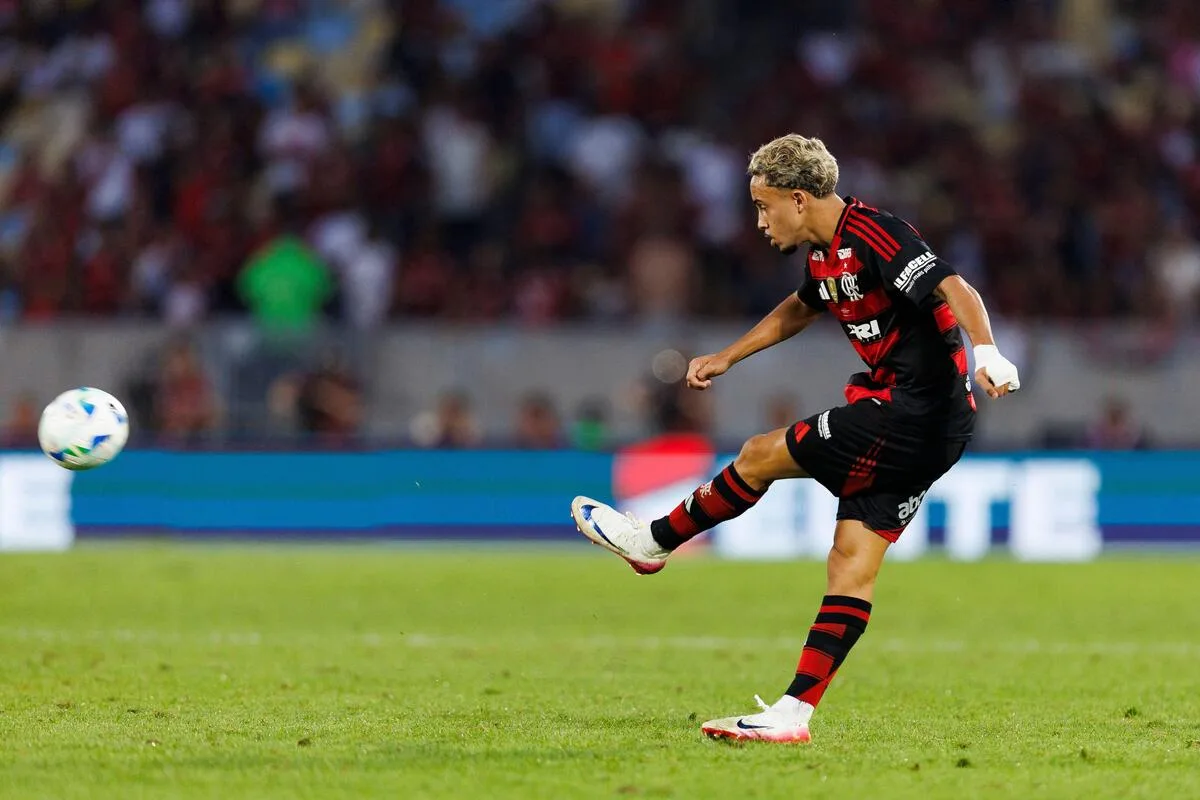 Vasco negocia com ex-Flamengo e jogador vê com bons olhos retorno ao Brasil