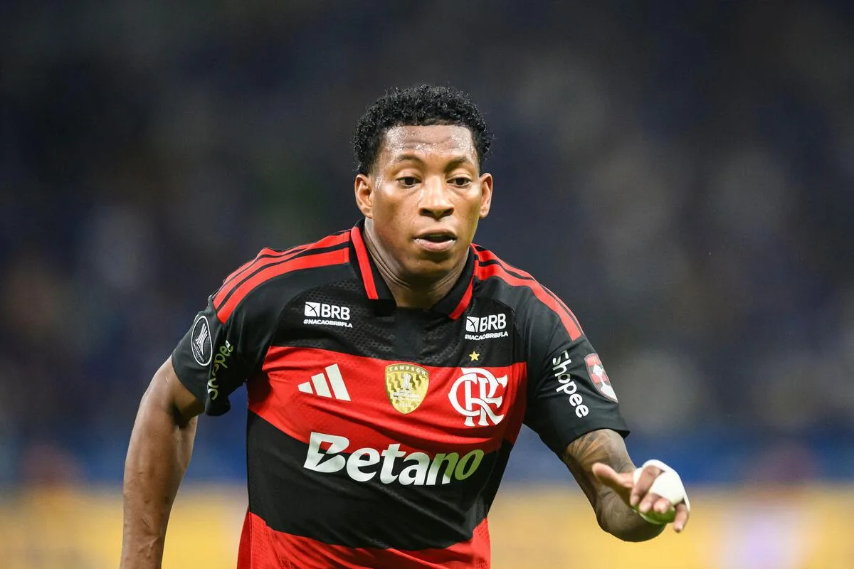 Plata adia retorno ao Flamengo, fica em Dubai e postura incomoda diretoria