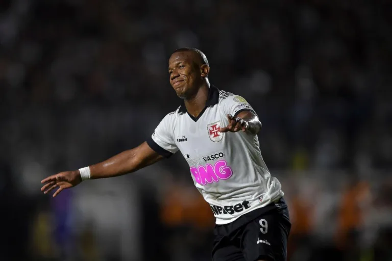 Vasco reconhece dívida milionária com Ribamar e enfrenta nova cobrança de Leandro Castán