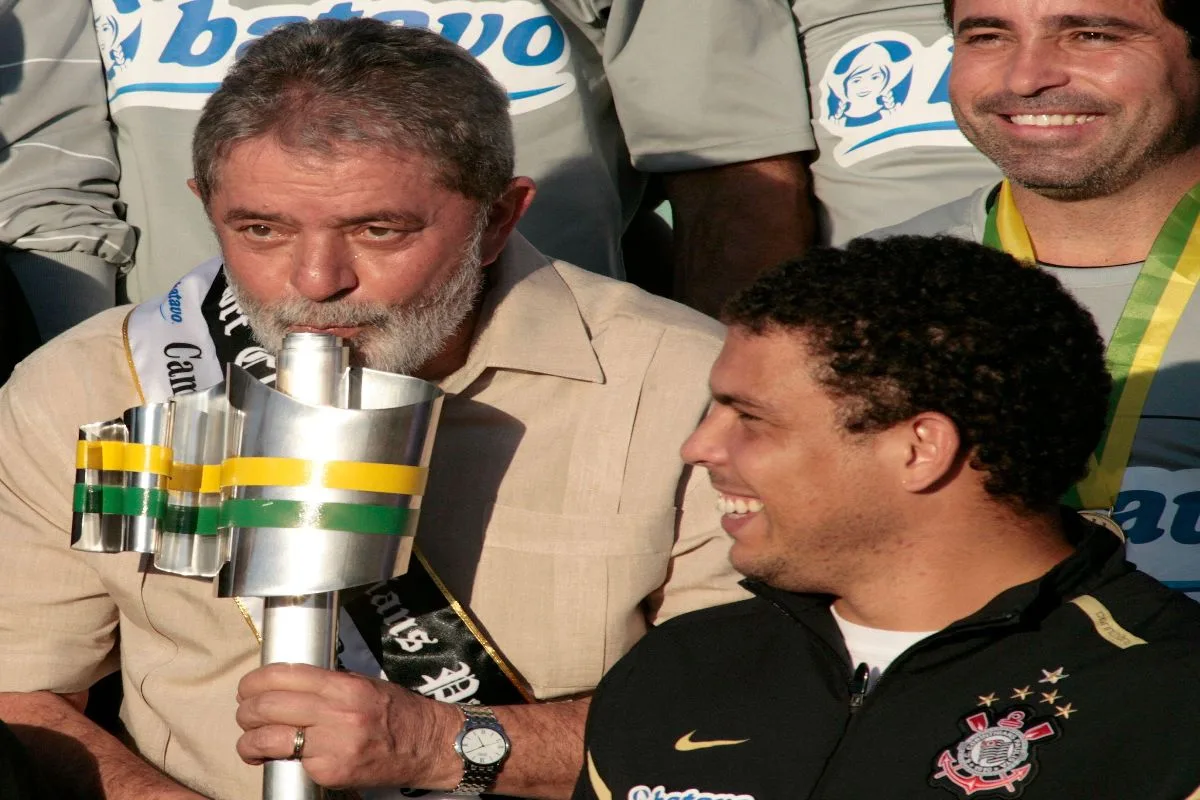 Corintiano, Lula é reeleito, e Corinthians publica mensagem: “Viva a democracia do Brasil”