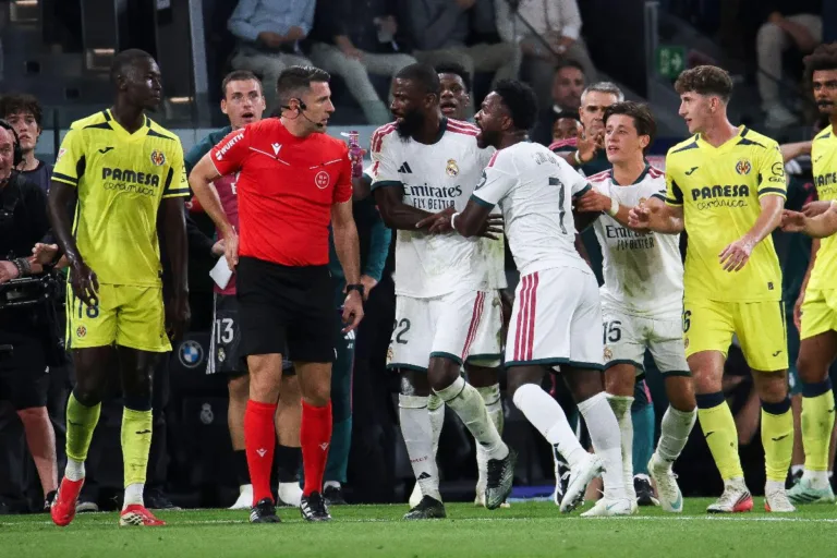 Vini Jr. tem gol anulado, é expulso e vira alvo de críticas na Espanha