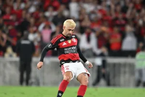 Arrascaeta lamenta queda do Flamengo nos pênaltis e mira Brasileirão