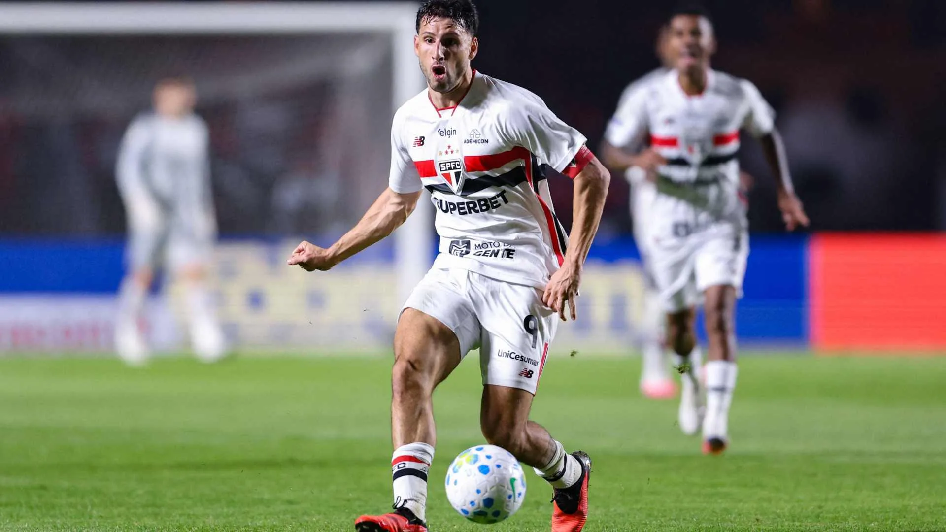 Calleri supera Luciano e fica a cinco gols de completar 100 pelo São Paulo