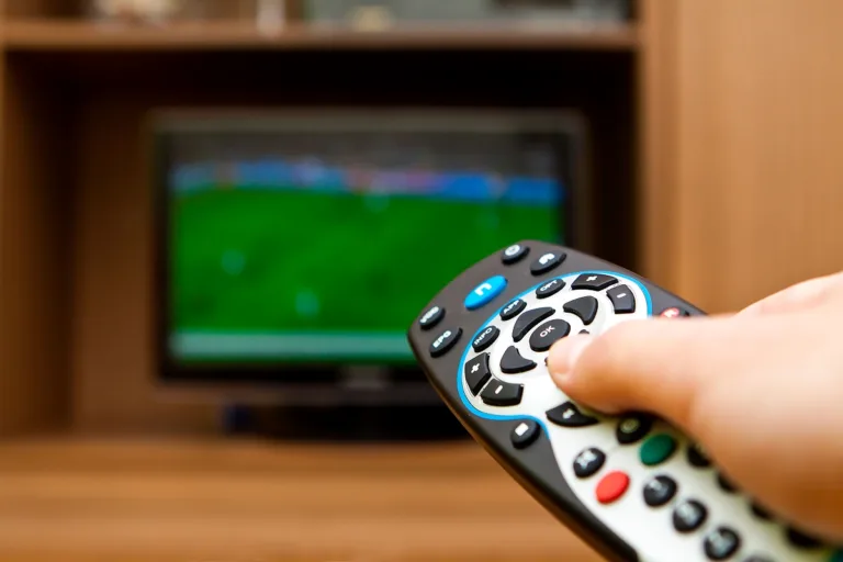 Futebol na TV hoje: descubra o que assistir nesta segunda-feira (5)