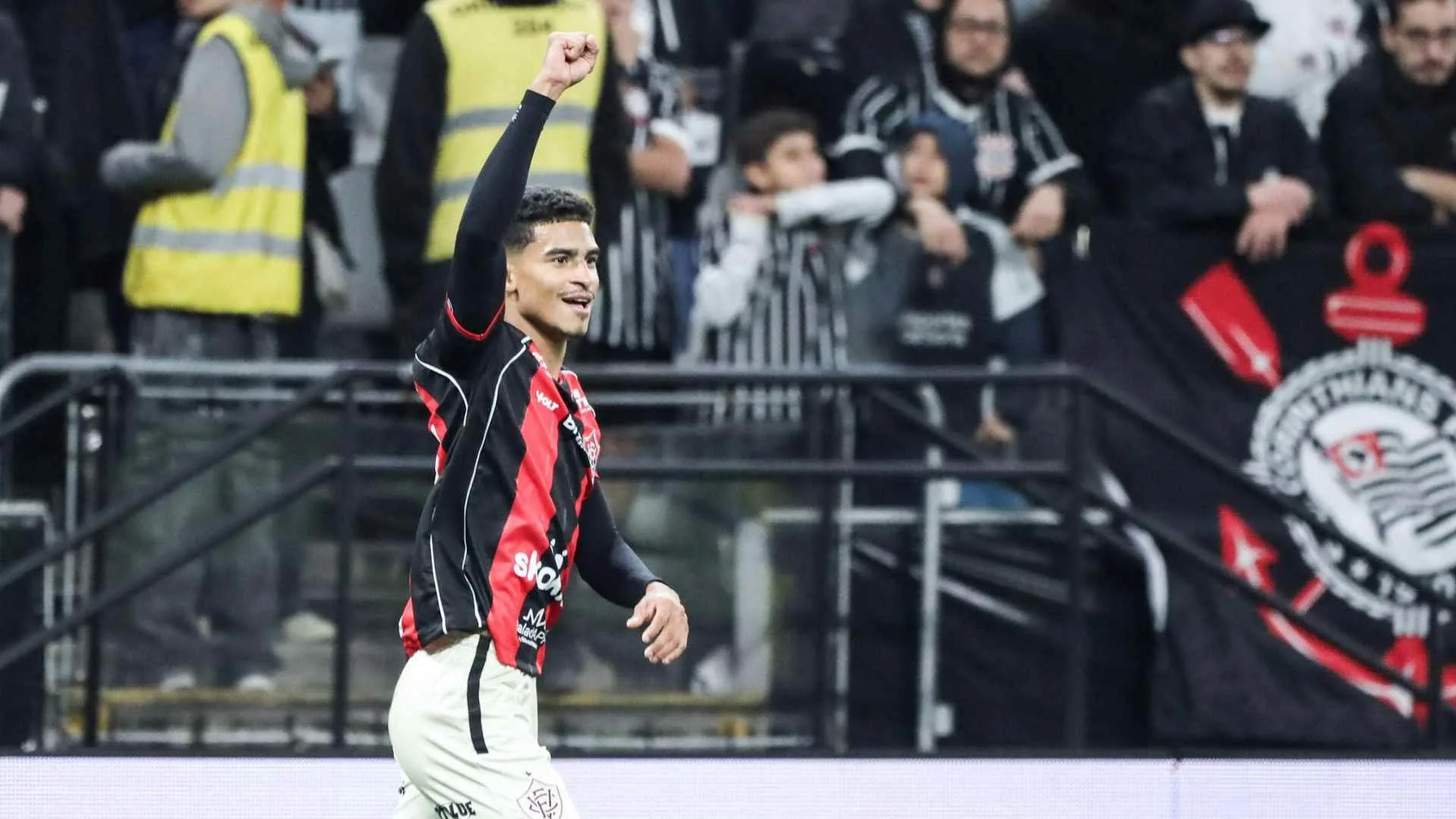 Renê esperou Corinthians até o fim da janela antes de fechar com o Vitória