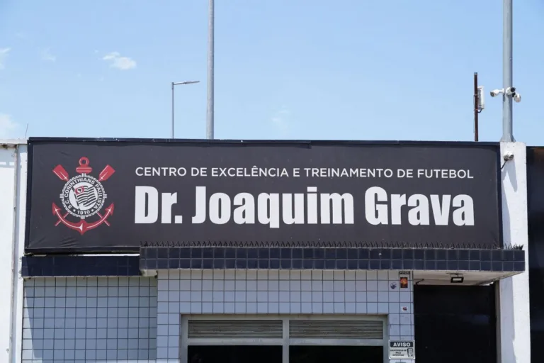 Corinthians recebe nova cobrança da Gaviões da Fiel em reunião com Seedorf e elenco no CT Joaquim Grava