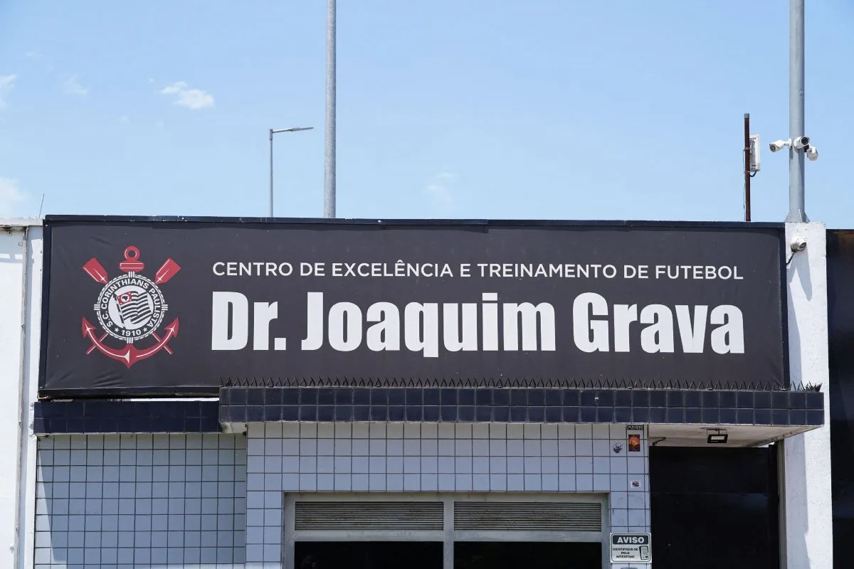 Corinthians recebe nova cobrança da Gaviões da Fiel em reunião com Seedorf e elenco no CT Joaquim Grava