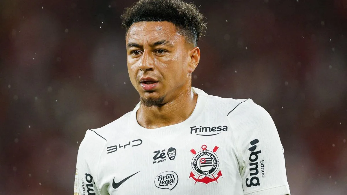Lingard fratura duas costelas e treina separado no Corinthians, sem prazo para voltar