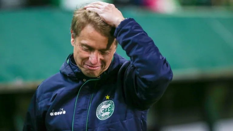 Coritiba demite Fernando Seabra após sete jogos sem vencer e a cinco pontos do Z4