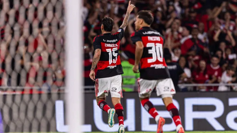Flamengo lidera segundo turno do Brasileirão; Corinthians perde oito jogos seguidos
