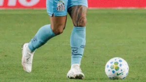 Futebol na TV hoje: Santos x Flamengo é o destaque da 29ª rodada do Brasileirão