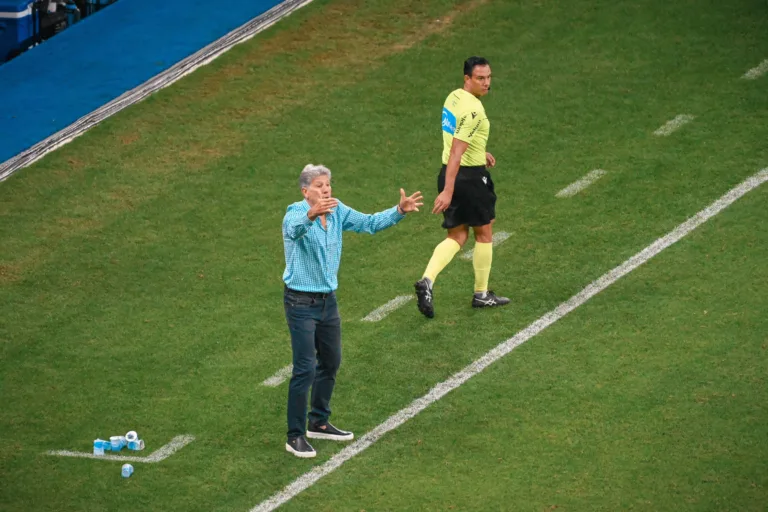 Renato Gaúcho segue sem vencer no Grêmio, sofre virada do Cruzeiro e permanece no Z4 do Brasileirão