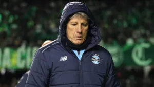 Grêmio sofre mais dois transfer bans e acumula três punições da FIFA; veja o que muda no mercado